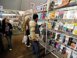 El empleado de una librería acomoda los libros del nuevo premio Nobel de Literatura, Tomas Tranströmer. AFP  /