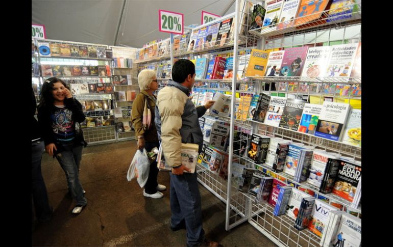 El empleado de una librería acomoda los libros del nuevo premio Nobel de Literatura, Tomas Tranströmer. AFP  /