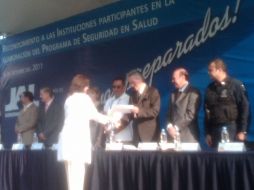 Alfonso Petersen hizo entrega de reconocimientos a personal de salud de diversas instituciones.  /