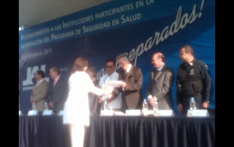 Alfonso Petersen hizo entrega de reconocimientos a personal de salud de diversas instituciones.  /