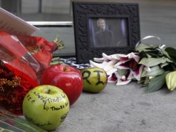 Seguidores de la marca dejan ofrendas en la tienda Apple Store de Boston. AP  /