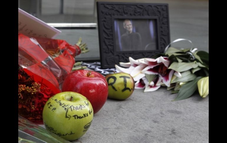 Seguidores de la marca dejan ofrendas en la tienda Apple Store de Boston. AP  /