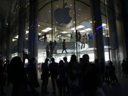 Así se dejan ver las tiendas Apple que ahora viven en luto. REUTERS  /