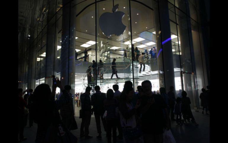 Así se dejan ver las tiendas Apple que ahora viven en luto. REUTERS  /