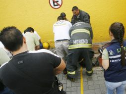 Bomberos de Guadalajara quienes aseguraron el cuerpo del hombre, del que se desconoce su nombre.  /