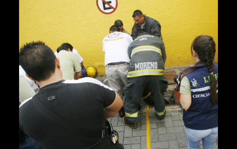 Bomberos de Guadalajara quienes aseguraron el cuerpo del hombre, del que se desconoce su nombre.  /