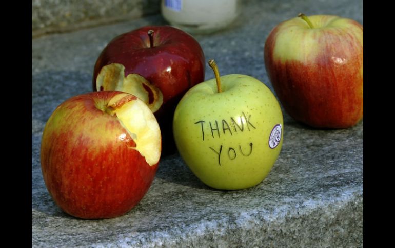 Los fanáticos de Steve Jobs llenaron las calles de manifestaciones de afecto y gratitud. AFP  /