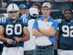 Antes de ser nuevamente operado en septiembre, Peyton Manning, estuvo, lesionado, viendo los partidos de pretemporada desde banca. AP  /