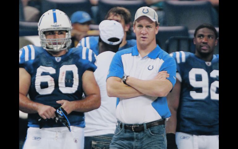 Antes de ser nuevamente operado en septiembre, Peyton Manning, estuvo, lesionado, viendo los partidos de pretemporada desde banca. AP  /