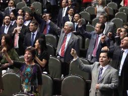 Diputados panistas celebran el resultado de la votación de hoy, en la que se rechazó la terna propuesta. EL UNIVERSAL  /