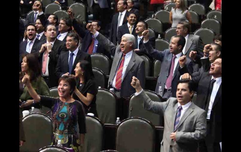 Diputados panistas celebran el resultado de la votación de hoy, en la que se rechazó la terna propuesta. EL UNIVERSAL  /