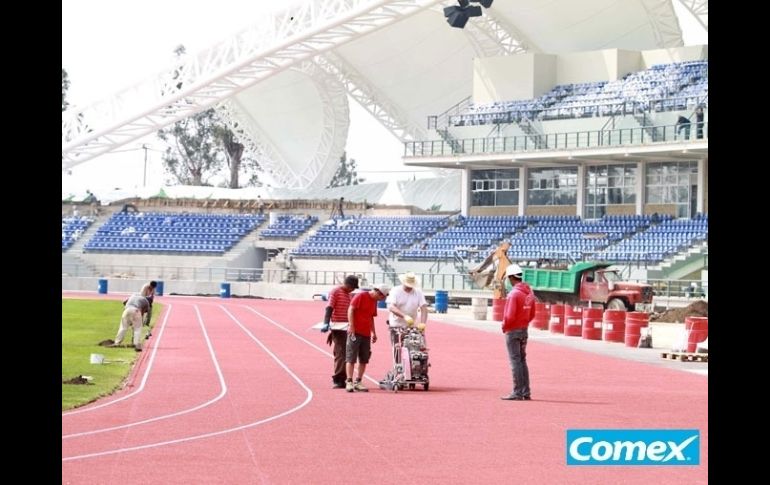 Líneas por trazar, gradas por instalar y la colocación de una de las lonas del techo: pendientes hasta ayer en el Estadio de Atletismo.  /