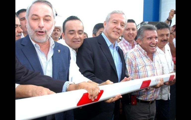 El gobernador del Estado (izq), el secretario de general de Gobierno y Antonio Mateos Nuño levantaron con sus manos la pluma. ESPECIAL  /