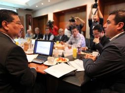 El director del SIAPA, José Luis Hernández Amaya y el presidente en turno del Consejo de Administración, Héctor Vielma.  /