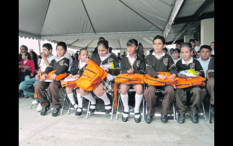 A dos meses de arrancar el ciclo escolar, 70 mil alumnos todavía esperan la entrega de útiles escolares.  /