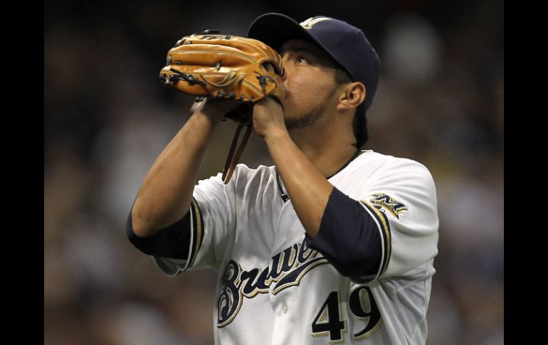 Yovani Gallardo trabajó seis rollos completos, en los que se llevó seis hits. AFP  /