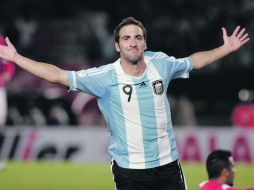 Gonzalo Higuaín festeja su tercera anotación a los chilenos. REUTERS  /