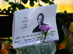 Un monumento improvisado de Steve Jobs se ve en la acera frente a su casa en Palo Alto, California. AFP  /