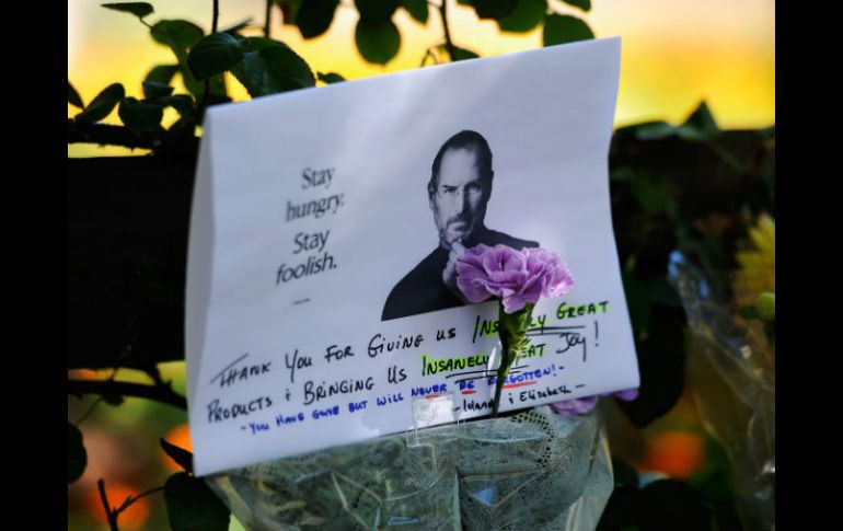 Un monumento improvisado de Steve Jobs se ve en la acera frente a su casa en Palo Alto, California. AFP  /