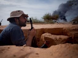 Desde el viernes las fuerzas leales a Gadhafi resisten los combates de la oposición. AP  /