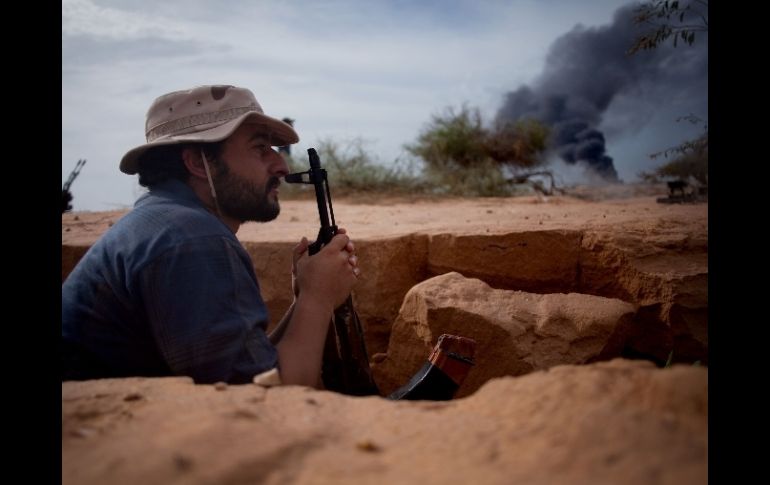 Desde el viernes las fuerzas leales a Gadhafi resisten los combates de la oposición. AP  /