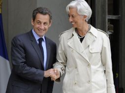 Sarkozy estrecha la mano de Lagarde tras una reunión en el Palacio del Elíseo en París. REUTERS  /