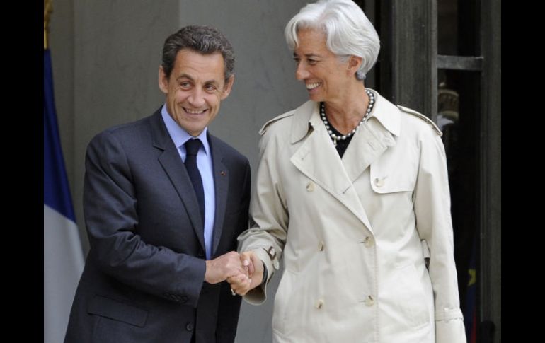 Sarkozy estrecha la mano de Lagarde tras una reunión en el Palacio del Elíseo en París. REUTERS  /