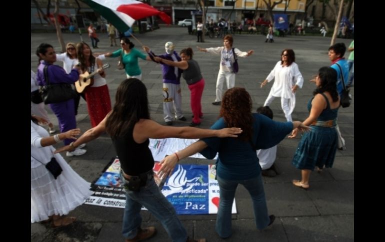 Las acciones previas al arranque del viaje atrajeron a los paseantes.  /