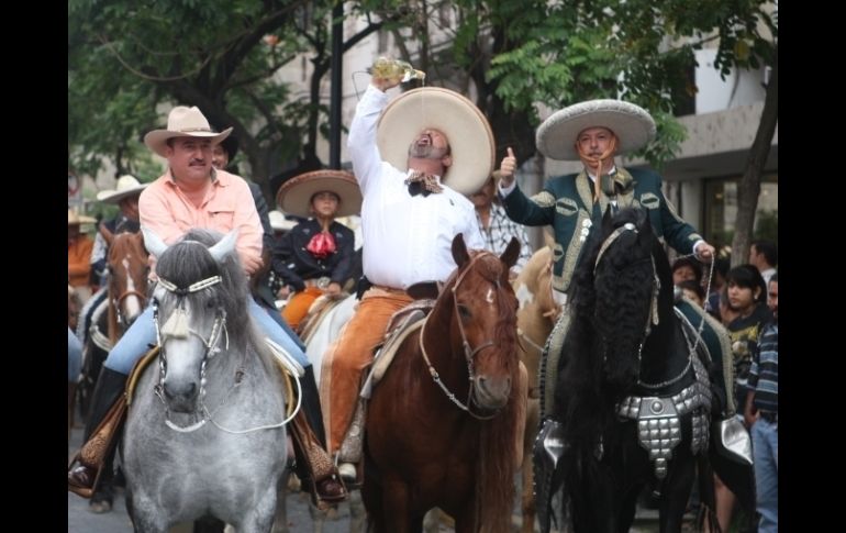 Las calles que rodean la Rotonda de los Jaliscienses Ilustres fueron las que más tardaron en quedar libres de caballos.  /