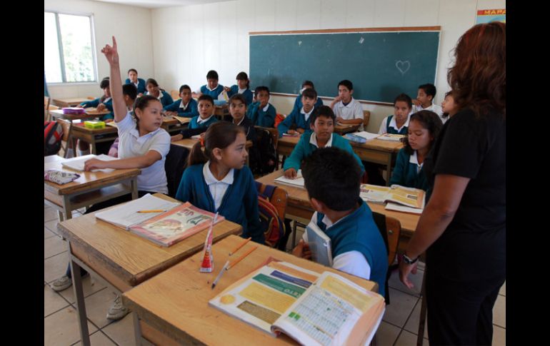 Los alumnos comenzaron a llegar alrededor de las 08:00 horas para retomar su periodo escolar 2011-2012.  /