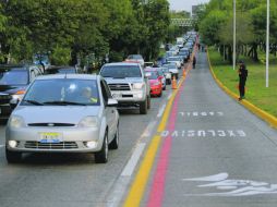 Caos vial en el carril de Lázaro Cárdenas, de Carretera a Chapala al Mercado de Abastos.  /