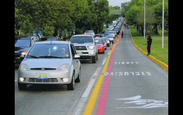 Caos vial en el carril de Lázaro Cárdenas, de Carretera a Chapala al Mercado de Abastos.  /