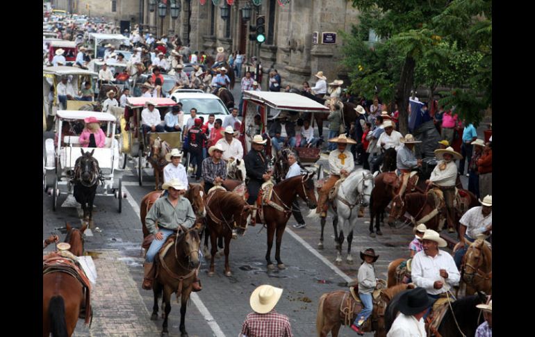 Jinetes avanzan por la calle Liceo, frente al Palacio de Gobierno.  /