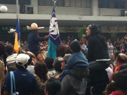 Chicos y grandes se dan cita en el centro histórico para apreciar el desfile.  /