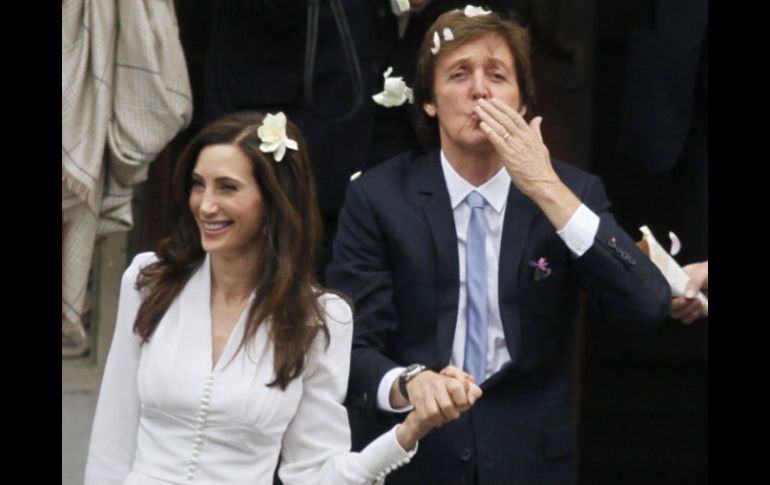 MacCartney y Shevell al salir de la boda. AP  /