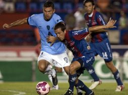 El atlantista Jeronimo Amione disputa el balón contra Christian Sánchez. AFP  /