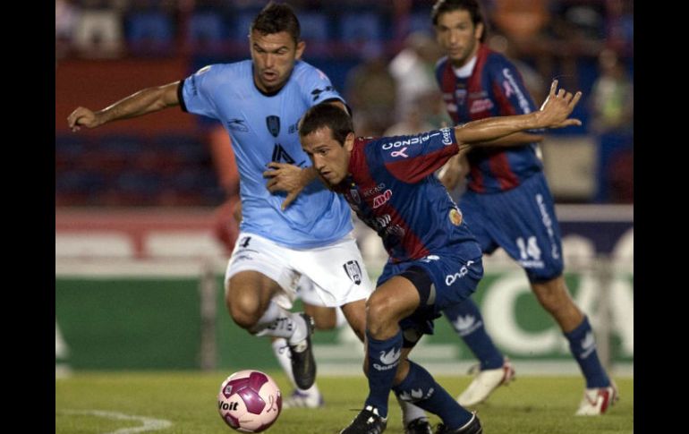 El atlantista Jeronimo Amione disputa el balón contra Christian Sánchez. AFP  /