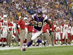 Adrian Peterson fue una máquina de hacer puntos para los Vikingos. REUTERS  /