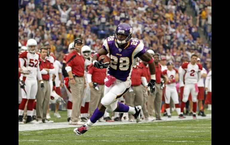 Adrian Peterson fue una máquina de hacer puntos para los Vikingos. REUTERS  /