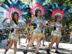 Un grupo de mujeres viste trajes tradicionales durante la 46 edición del Desfile de la Hispanidad.EFE  /