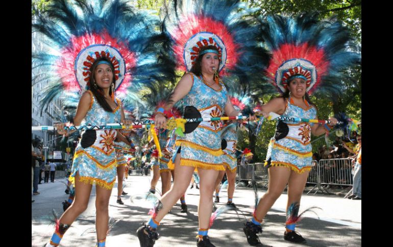 Un grupo de mujeres viste trajes tradicionales durante la 46 edición del Desfile de la Hispanidad.EFE  /