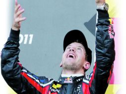 La contundencia en su manejo dinámico y la buena estrategia del equipo carrera a carrera, llevaron de la mano a Vettel. ESPECIAL  /