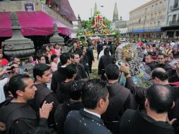 Como parte de su recorrido por calles del Centro Histórico de Zapopan, la Virgen de Zapopan entró a los pasillos del Mercado Corona.  /