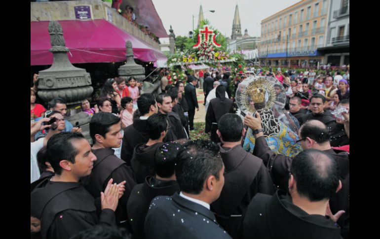 Como parte de su recorrido por calles del Centro Histórico de Zapopan, la Virgen de Zapopan entró a los pasillos del Mercado Corona.  /