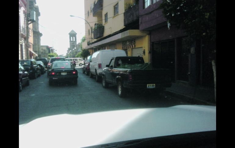 Automotores de todo tipo se colocan en doble fila y se estacionan en áreas prohibidas.  /