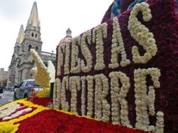 Con más de 300 mil flores fue adornado el carro alegórico que fungió como elemento principal de la andanza.  /