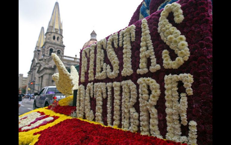 Con más de 300 mil flores fue adornado el carro alegórico que fungió como elemento principal de la andanza.  /