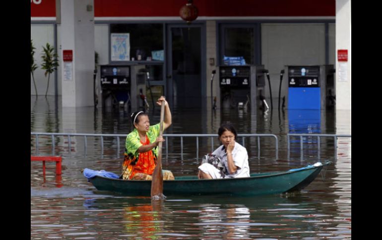 El Gobierno está movilizando agencia, personal, y recursos para contener las inundaciones. EFE  /