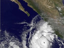 El meteoro se encuentra actualmente a 430 kilómetros, al Suroeste de Manzanillo, Colima. AFP  /