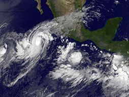 Una toma satelital muestra cómo el huracán Jovase extiende por las costas de México. AFP  /